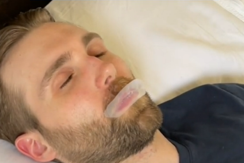 Seorang pengguna TikTok, Coryl Rodriguez, turut memopulerkan trik tidur dengan mulut diplester. Menurut dokter, tidak semua orang aman memplester mulut saat tidur.