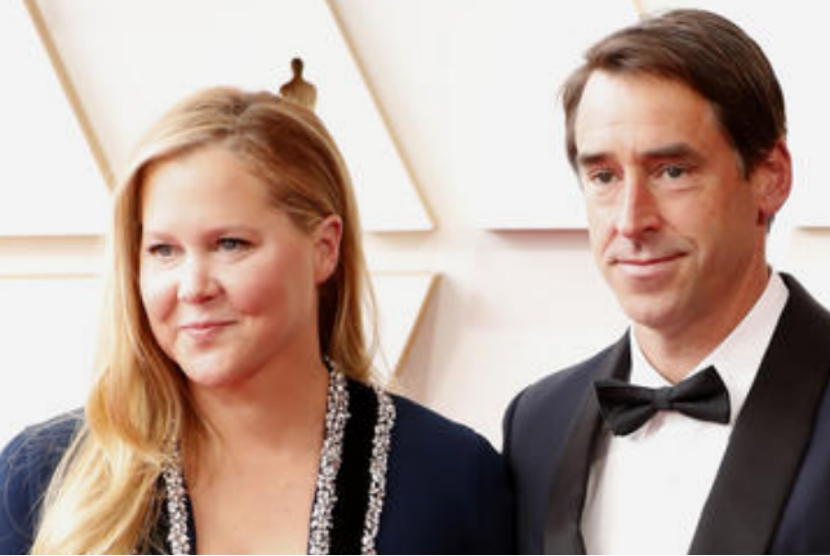 Amy Schumer dan suaminya Chris Fischer tiba di perhelatan Academy Awards di Dolby Theatre, Hollywood, Los Angeles, California, AS, 27 Maret 2022. Fischer didiagnosis dengan gangguan spektrum autisme (ASD) pada usia dewasa.
