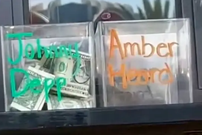 Starbucks di Los Angeles menempatkan wadah tip bertuliskan Johnny Depp dan Amber Heard. 