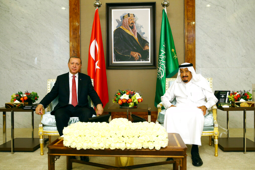Presiden Turki Recep Tayyip Erdogan, kiri, bertemu dengan Raja Saudi Salman, kanan, setibanya di Jeddah, Arab Saudi, Ahad, 23 Juli 2017.