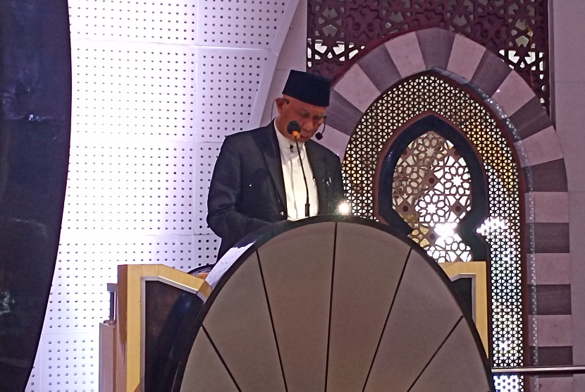 Gubernur Sumatera Barat, Buya Mahyeldi, saat menjadi Khatib Shalat Idul Fitri 1443 Hijriah, di Masjid Raya Sumatera Barat (Sumbar) Senin (2/5/2022).