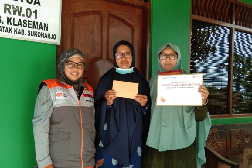 Relawan Inspirasi Rumah Zakat, Titik Rahayu mendatangi rumah Ida Niswantari guna menyampaikan bahwa beliau mendapatkan bantuan program Ramadhan Bebas Hutang (RBH) dari Rumah Zakat pada Kamis (28/4/2022).