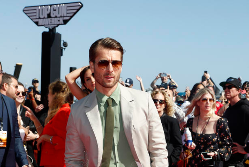 Aktor Glen Powell menghadiri premier global Top Gun: Maverick di USS Midway di San Diego, California, AS, 4 Mei 2022. Powell menyebut, aksi Tom Cruise dengan pesawat sangat mengesankan.