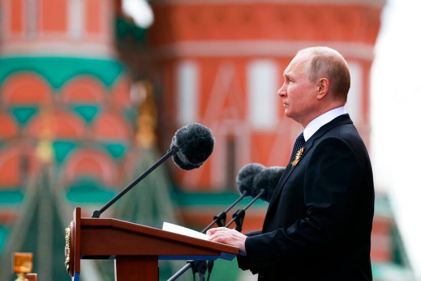 Presiden Rusia Vladimir Putin menyampaikan pidatonya saat parade militer Hari Kemenangan menandai peringatan 77 tahun berakhirnya Perang Dunia II di Moskow, Rusia, Senin, 9 Mei 2022.