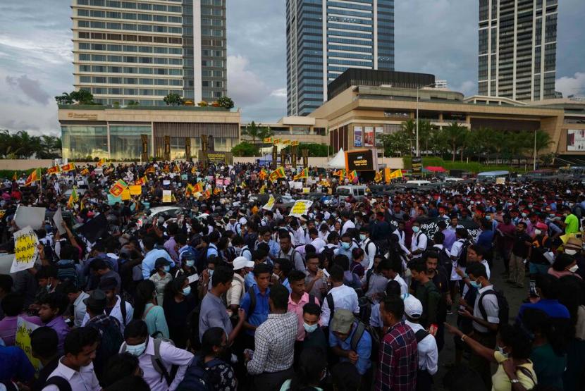 Protes warga Sri Lanka menuntut presiden Gotabaya Rajapaksa mengundurkan diri, di lokasi protes yang sedang berlangsung di luar kantor presiden di Kolombo, Sri Lanka, Jumat, 29 April 2022.