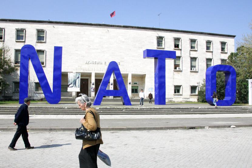 Simbol NATO dibangun di Mother Teresa Square di Tirana, Albania, Sabtu, 4 April 2009. Pemerintah Albania menawarkan pangkalan angkatan laut di negaranya kepada NATO. Ilustrasi.