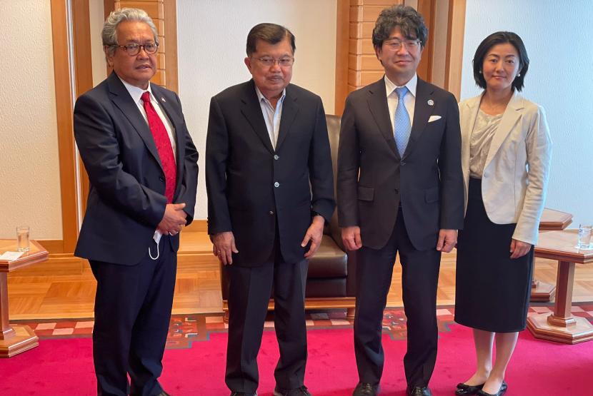 Jusuf Kalla melakukan pertemuan dengan Dr Sunami bersama Dr Akiko Horiba dari The Sasakawa Peace Foundation Jepang di Tokyo pada Rabu (11/5/2022). 