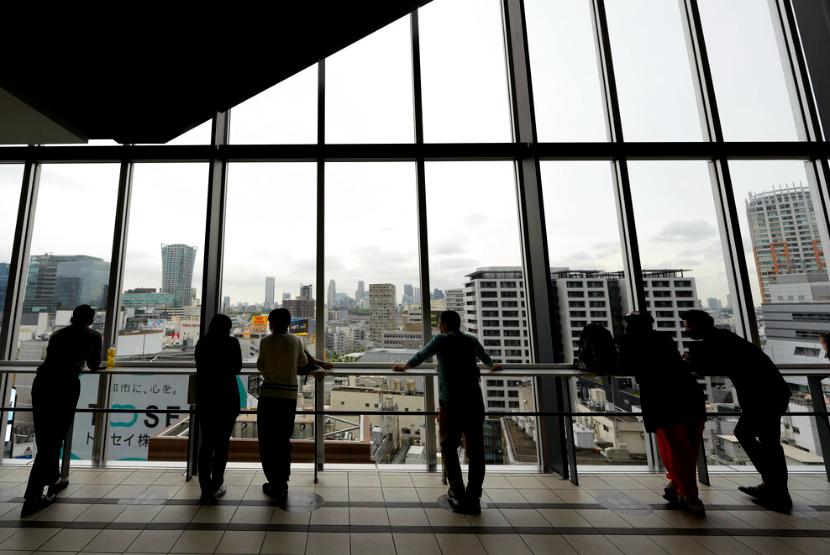 Pengunjung melihat siluet pemandangan kota Tokyo, dari dek observasi Kamis, 12 Mei 2022.