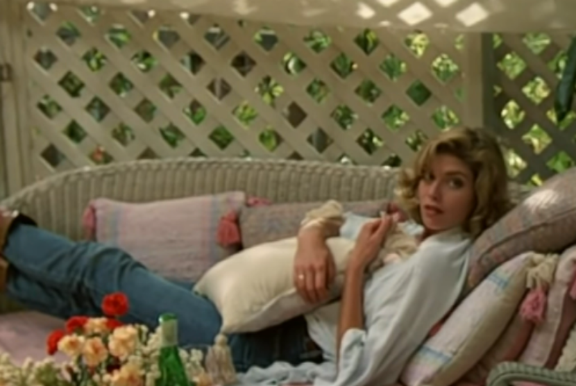 Kelly McGillis dalam Top Gun rilisan 1986. Karakter yang diperankan McGillis, Charlotte Charlie Blackwood, tidak ditampilkan lagi di Top Gun: Maverick.