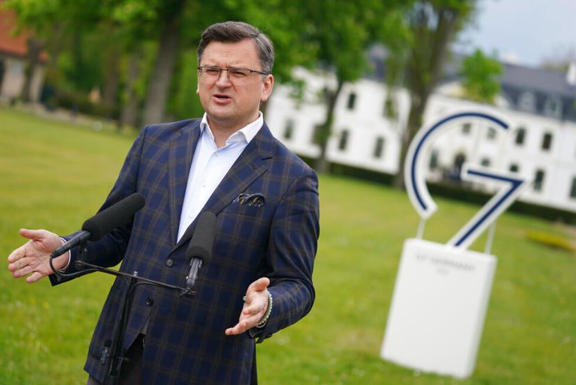 Dmytro Kuleba, Menteri Luar Negeri Ukraina, berbicara kepada media selama pernyataan di depan Kastil Weissenhaus selama Kelompok G7 dari kekuatan ekonomi demokratis terkemuka di resor Weissenhaus di Weissenhaeuser Strand, Jerman, Jumat, 13 Mei 2022.