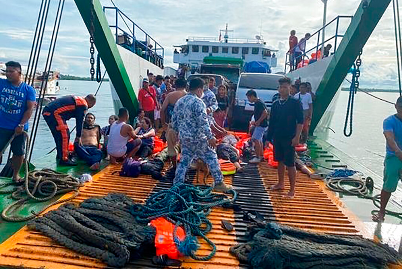 Dalam foto yang disediakan oleh Penjaga Pantai Filipina ini, penumpang diperiksa setelah diselamatkan di pelabuhan Real, provinsi Quezon, Filipina. . Tujuh orang tewas setelah feri berkecepatan tinggi di Filipina, yang membawa 134 orang, terbakar 