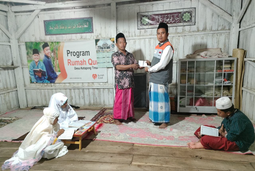 Rumah Zakat memberikan apresiasi dengan memberikan kafalah kepada guru ngaji di Desa Ketapang Timur tepatnya di Dusun Bulanjang. 