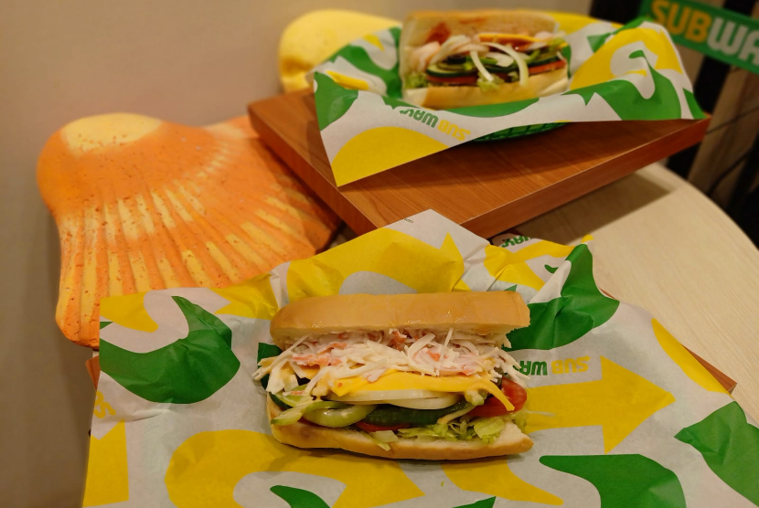 Subway menyajikan dua menu seafood terbaru, seafood sensation dan spicy shrimp bullafo (atas).