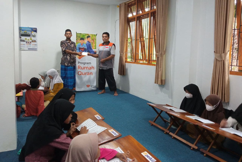 Relawan Inspirasi Rumah Zakat berkunjung dan memantau kegiatan pembelajaran di Rumah Quran Himmatul Ummah Kabupaten Kuningan, Jawa Barat pada Senin (16/5/2022). 