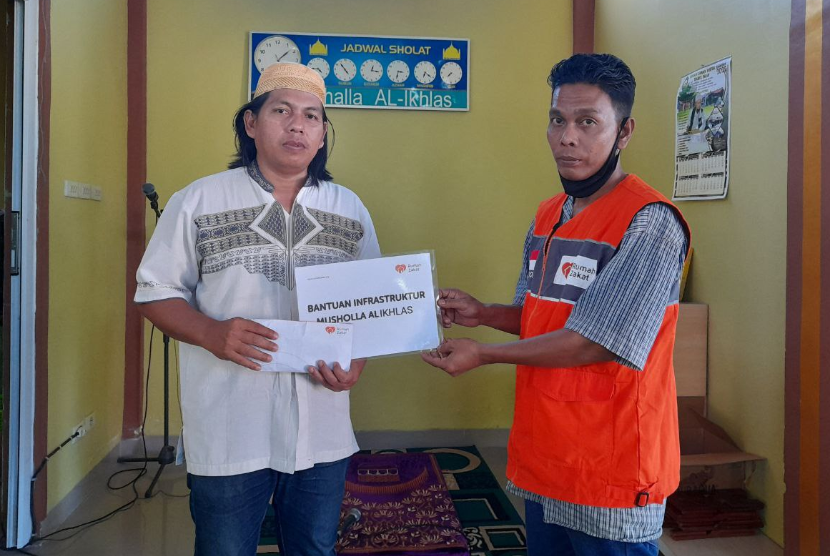Rumah Zakat menyalurkan bantuan infrastruktur untuk dua mushola yang ada di Pekanbaru.