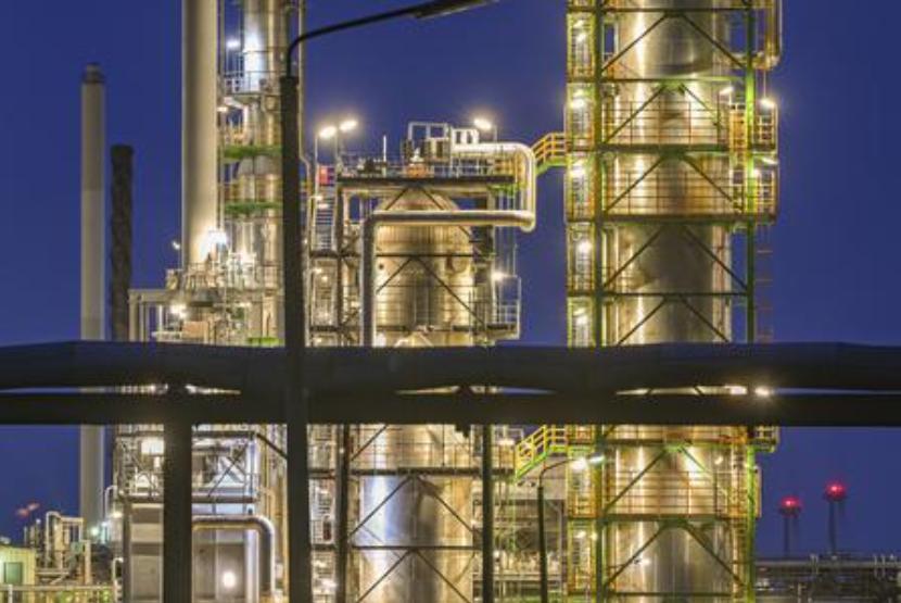 Fasilitas kilang minyak di lokasi industri PCK-Raffinerie GmbH menyala pada malam hari di Schwedt, Jerman, Rabu, 4 Mei 2022.