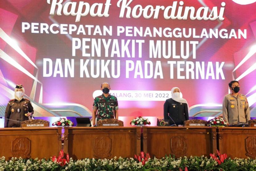 Gubernur Jawa Timur (Jatim), Khofifah Indar Parawansa menghadiri Rapat Kordinasi (rakor) Percepatan Penanggulangan PMK pada hewan ternak di Ballroom Hotel Grand Mercure Kota Malang, Senin (30/5/2022).
