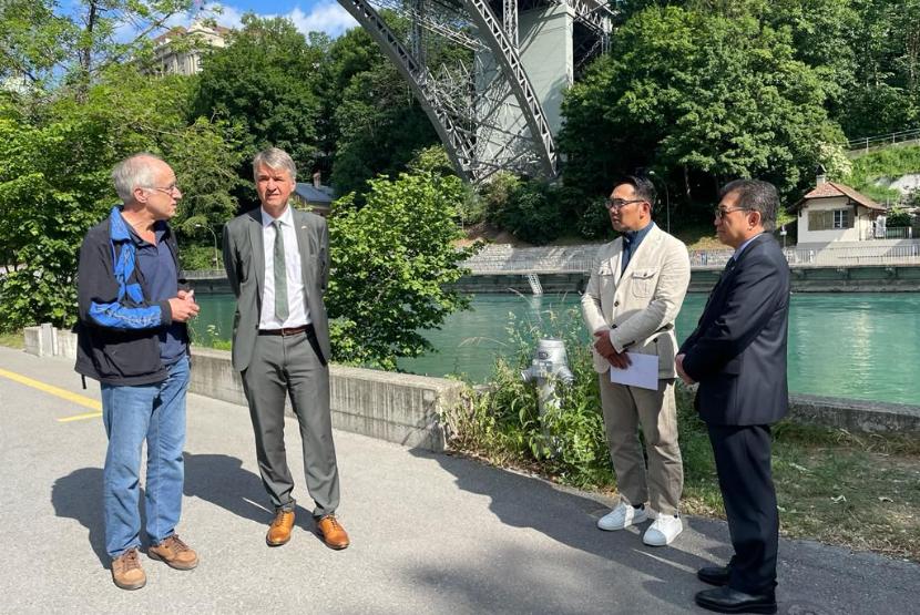 Walikota Bern dan Bapak Heinrich menyampaikan rasa simpatinya kepada Bapak Ridwan Kamil di wilayah Pintu Air Engehalde, Senin, 30 Mei 2022 