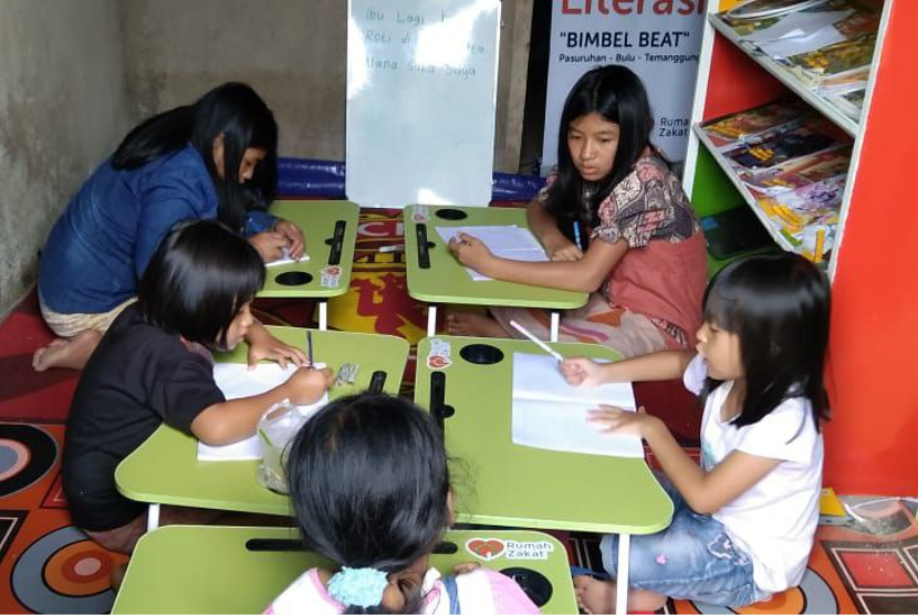 Kehadiran Rumah Literasi Bimbel Beat binaan Rumah Zakat menjadi solusi permasalahan tersebut, banyak orang tua yang menitipkan anak-anaknya untuk belajar di rumah literasi. 