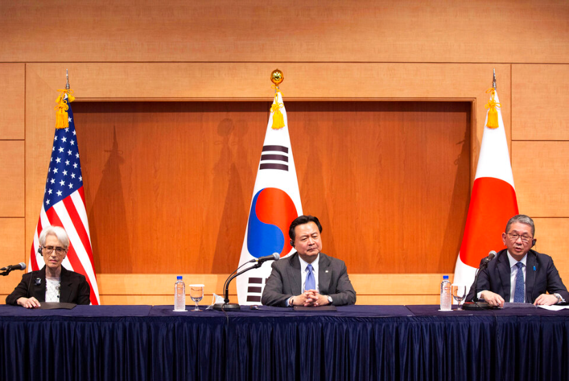 Wakil Menteri Luar Negeri AS Wendy Sherman, Wakil Menteri Luar Negeri Pertama Korea Selatan Cho Hyun-dong dan Wakil Menteri Luar Negeri Jepang Takeo Mori, berbicara dalam konferensi pers bersama setelah pertemuan mereka di Kementerian Luar Negeri di Seoul, Korea Selatan, Rabu, Juni 8, 2022.