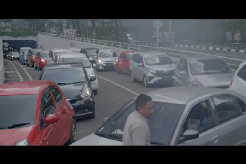 Salah satu adegan dalam first look film Mencuri Raden Saleh. Adegan truk tertabrak yang menyebabkan antrean panjang kendaraan viral di media sosial.