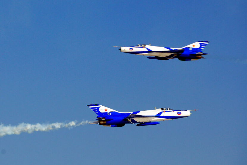 File-Dua jet tempur J-7 tampil dalam pertunjukan aerobatik untuk merayakan ulang tahun ke-60 Angkatan Udara Tentara Pembebasan Rakyat di Beijing pada 11 November 2009. 
