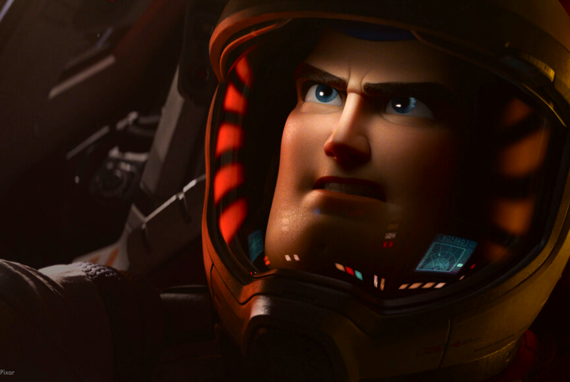 Gambar yang dirilis oleh Disney/Pixar ini menunjukkan karakter Buzz Lightyear, yang disuarakan oleh Chris Evans dalam film Lightyear. Sebelumnya, Tim Allen menjadi pengisi suara karakter tersebut di Toy Story.