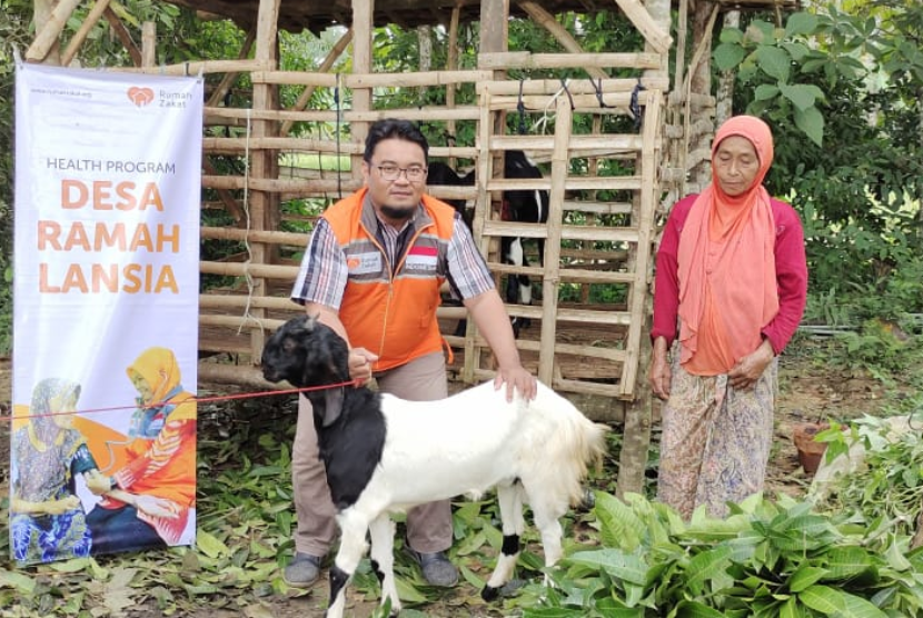 Relawan Rumah Zakat bersama TIM melakukan pengecekan untuk memastikan kondisi ternak yang dipelihara oleh sejumlah lansia yang mendapatkan bantuan pemeliharaan kambing bergilir dari Rumah Zakat.