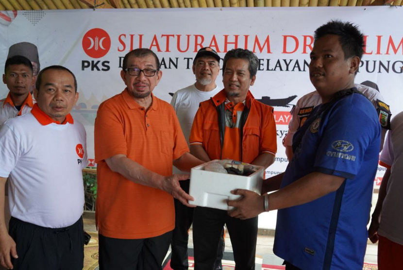 Ketua Majelis Syura PKS Salim Segaf Aljufri (tengah) didampingi Ketua Fraksi PKS DPR Jazuli Juwaini menyerahkan bantuan untuk nelayan di Lampung.