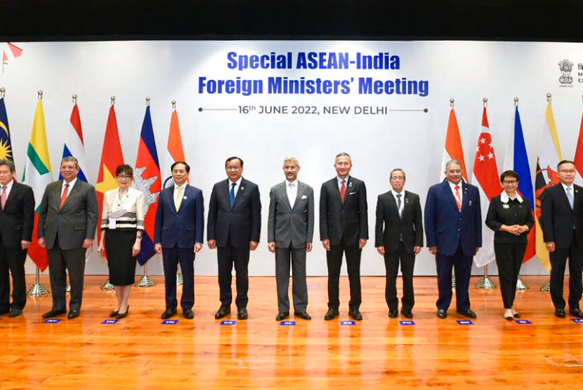 Dalam foto yang disediakan oleh akun Twitter Menteri Luar Negeri India S. Jaishankar, Jaishankar, tengah, berdiri bersama para menteri luar negeri Asia Tenggara pada awal pertemuan di New Delhi, India, Kamis, 16 Juni 2022.