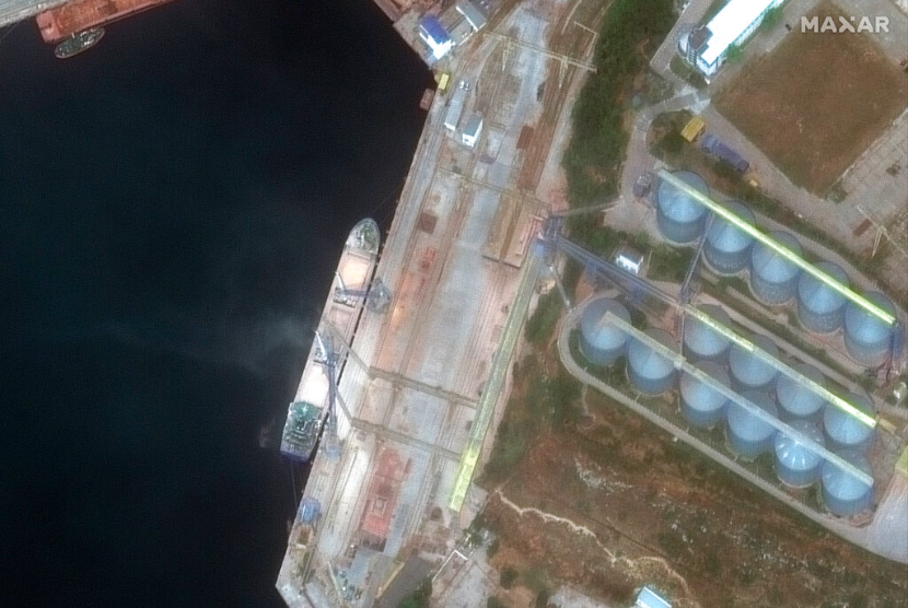 Citra satelit dari Maxar Technologies ini menunjukkan pemandangan dari dekat kapal yang memuat biji-bijian di Sevastopol, Krimea, pada 12 Juni 2022.