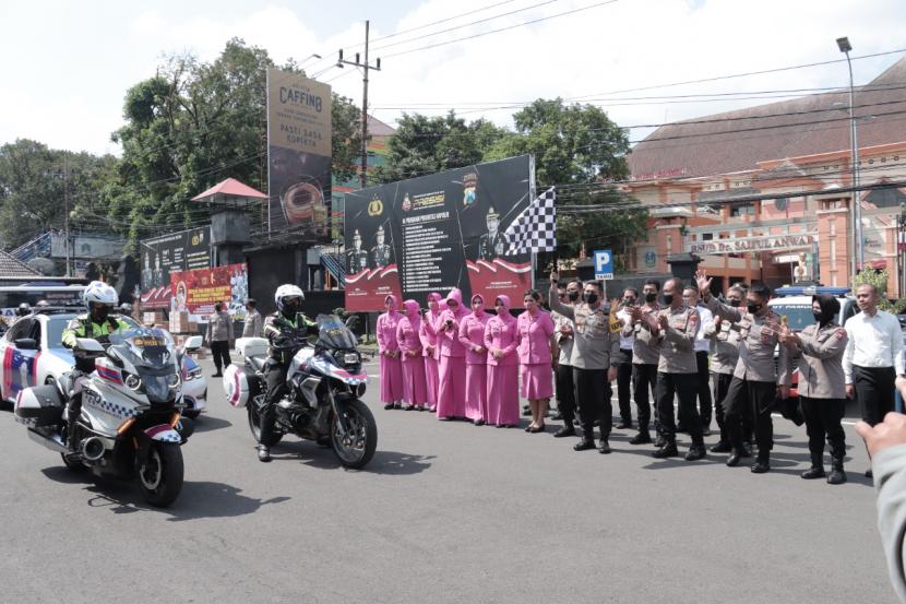 Polresta Malang Kota (Makota) bersama J99 Corp  menyiapkan bantuan sosial (bansos) sebanyak 500 paket sembako di Mapolresta Makota, Senin (20/6/2022).