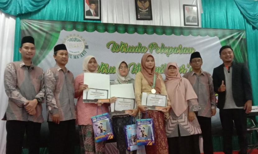 SMA Darul Ma’arif telah menggelar seremoni wisuda angkatan ke-43 dan Wisuda Khotmil Qur’an bertempat di Aula, SMA Darul Ma’arif, Fatmawati, Jakarta Selatan pada Sabtu (18/6/2022). 