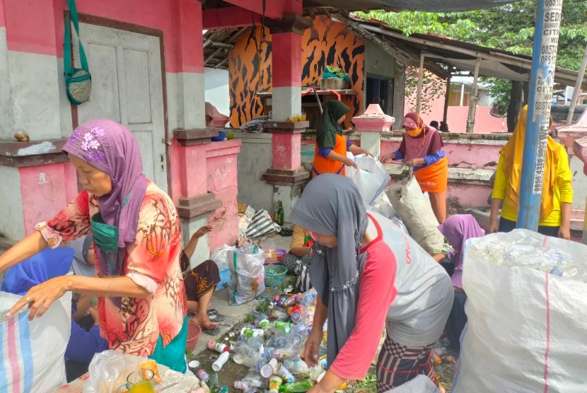 Bank sampah, ilustrasi. Jumlah nasabah bank sampah di Kabupaten Cirebon mengalami peningkatan secara signifikan.