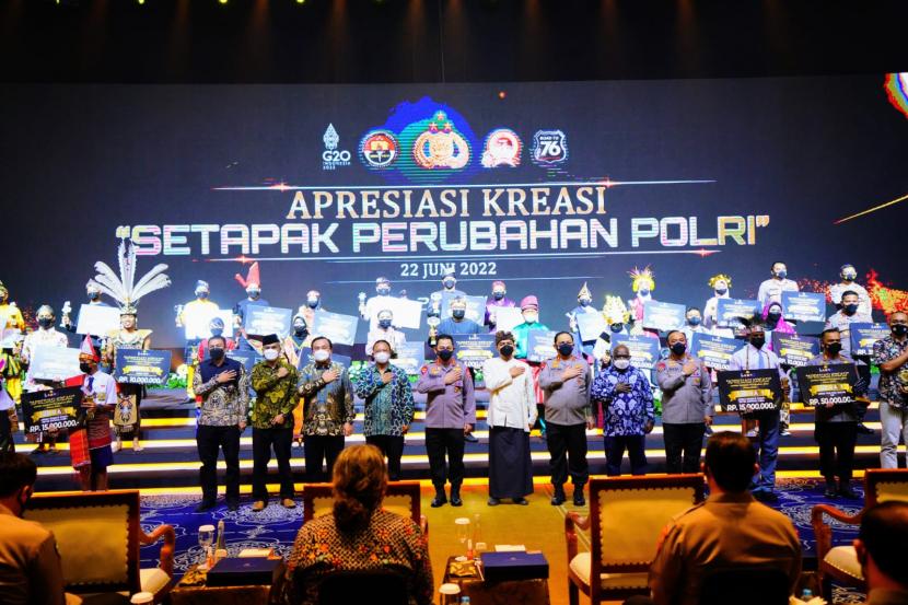 Kapolri Jenderal Listyo Sigit Prabowo menghadiri malam apresiasi kreasi 'Setapak Perubahan Polri' di Gedung Tribrata, Jakarta Selatan, Rabu (22/6/2022) malam. Kegiatan ini masih dalam rangkaian memperingati Hari Bhayangkara ke-76 pada 1 Juli mendatang. 