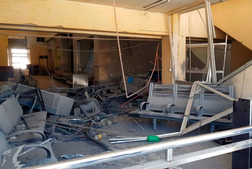 Foto yang dirilis Minggu 12 Juni 2022 oleh kantor berita resmi Suriah SANA, menunjukkan sebagian Bandara Internasional Damaskus yang rusak akibat serangan udara Israel pada 10 Juni di Damaskus, Suriah.