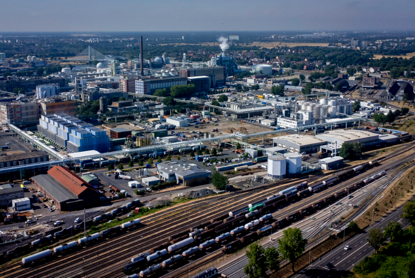 Industrial Park of Hoechst digambarkan di Frankfurt, Jerman, Kamis, 23 Juni 2022. Produksi industri Jerman turun lebih dari yang diharapkan pada bulan Desember.