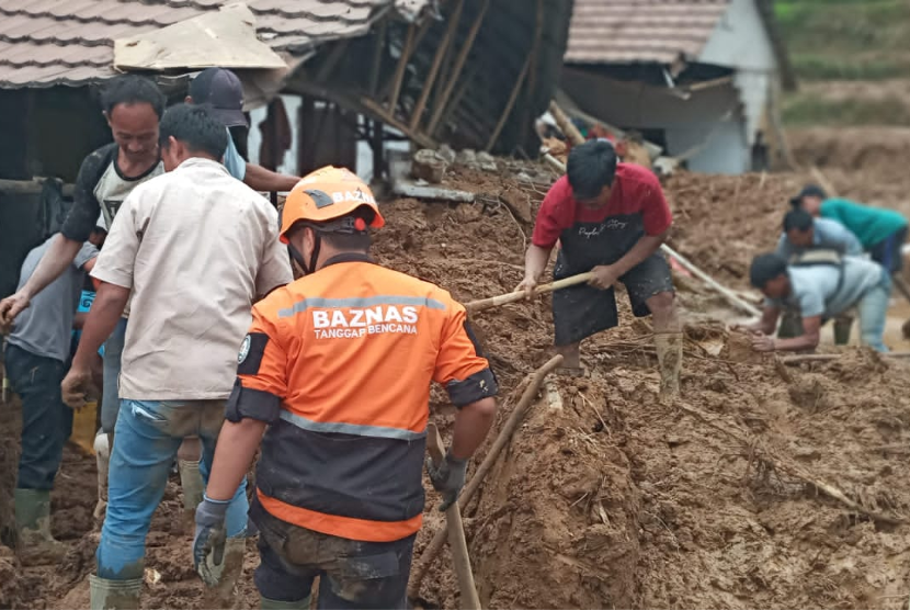 Badan Amil Zakat Nasional (Baznas) menerjunkan tim penyelamat untuk membantu korban bencana longsor dan banjir bandang di Kecamatan Pamijahan dan Kecamatan Leuwiliang, Kabupaten Bogor, Jawa Barat.  