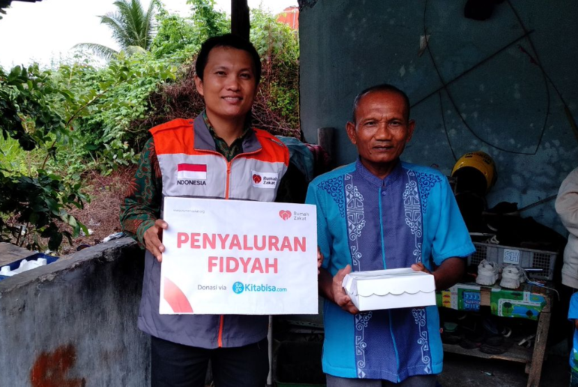 Tim Rumah Zakat dan Mahasiswa KKN Universitas Negeri Padang menyalurkan paket bantuan dari donasi Kitabisa.com.