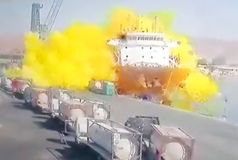 Foto yang diambil dari video CCTV yang disiarkan TV Al-Mamlaka ini menunjukkan ledakan gas klorin setelah jatuh dari derek di pelabuhan Aqaba, Yordania, Senin, 27 Juni 2022. Puluhan pekerja tewas dan puluhan dirawat di rumah sakit.
