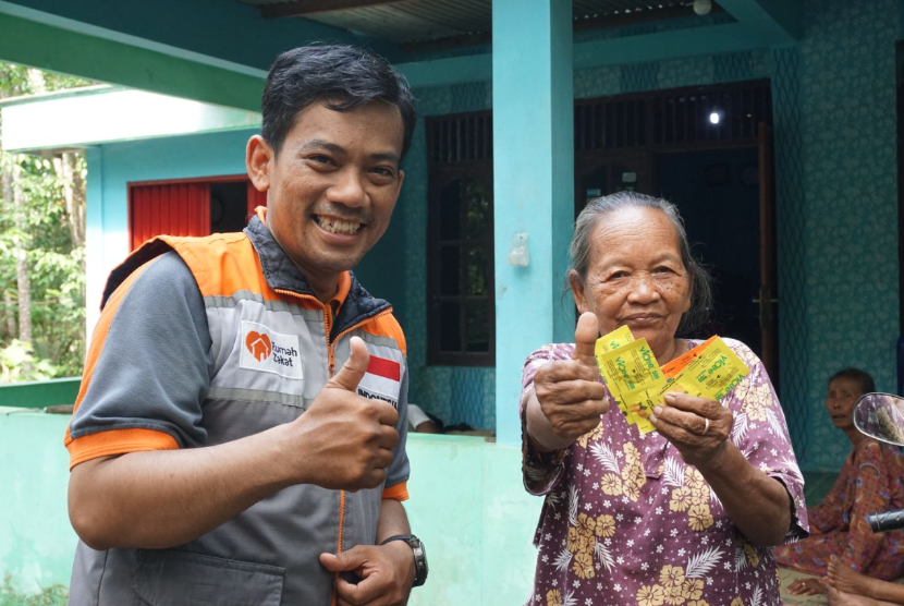 Rumah Zakat berbagi 1.000 vitamin untuk warga Desa Jatimulyo, Kulon Progo dan Desa Triwidadi, Bantul pada Ahad (26/6/2022). 