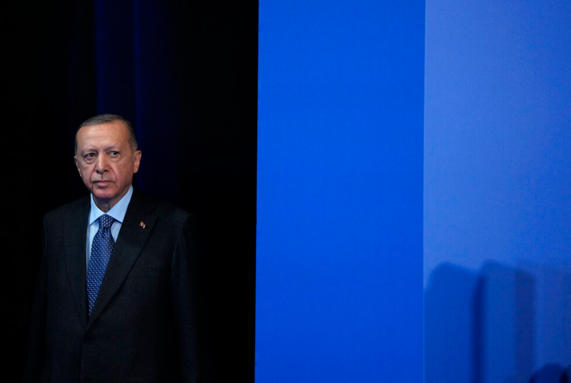 Presiden Turki Recep Tayyip Erdogan tiba untuk konferensi pers pada pertemuan puncak NATO di Madrid, Spanyol pada hari Kamis, 30 Juni 2022. Para kepala negara Pakta Pertahanan Atlantik Utara bertemu untuk hari terakhir pertemuan puncak NATO di Madrid pada hari Kamis.
