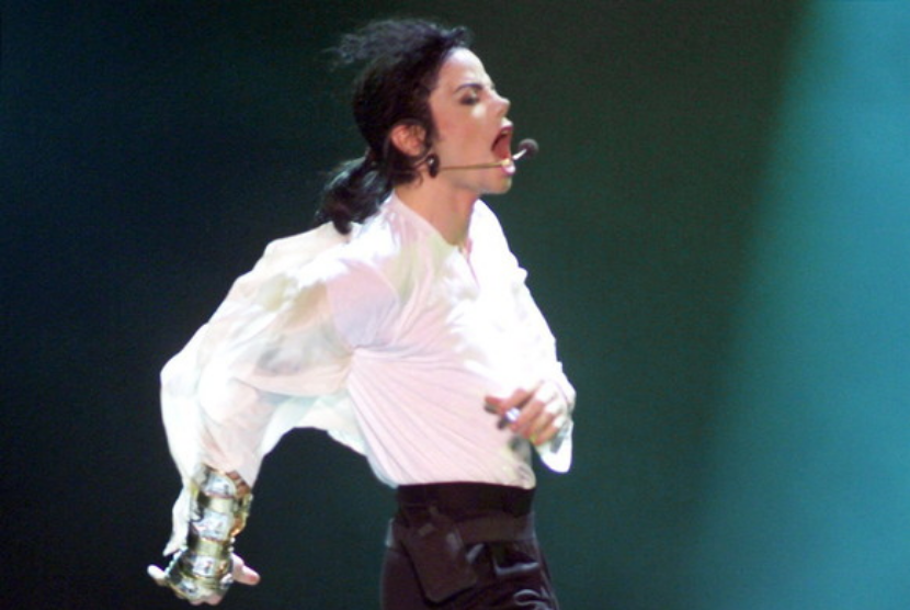 Penyanyi asal AS Michael Jackson tampil di Jerman, 27 Juni 1999. King of Pop itu wafat pada 25 Juni 2009 dalam usia 50 tahun setelah mengalami serangan jantung. Michael Jackson Estate dan Sony tengah membicarakan kesepakatan penjualan katalog musik sang bintang.