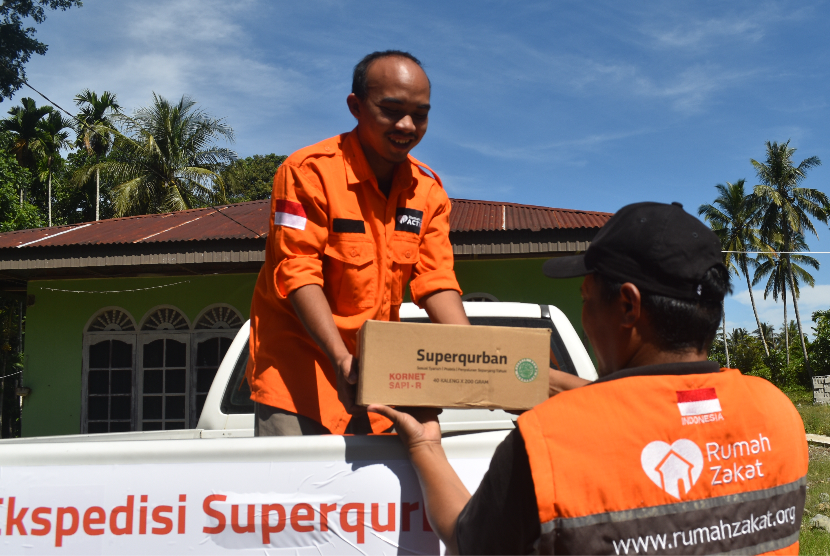 Rumah Zakat Aceh menyalurkan 250 paket Superqurban untuk warga di Dayah Raudhatul Jannah Gampong Teuladan Kecamatan Lembah Seulawah Kabupaten Aceh Besar yang di kemas dalam program Ekspedisi Superqurban 2022.