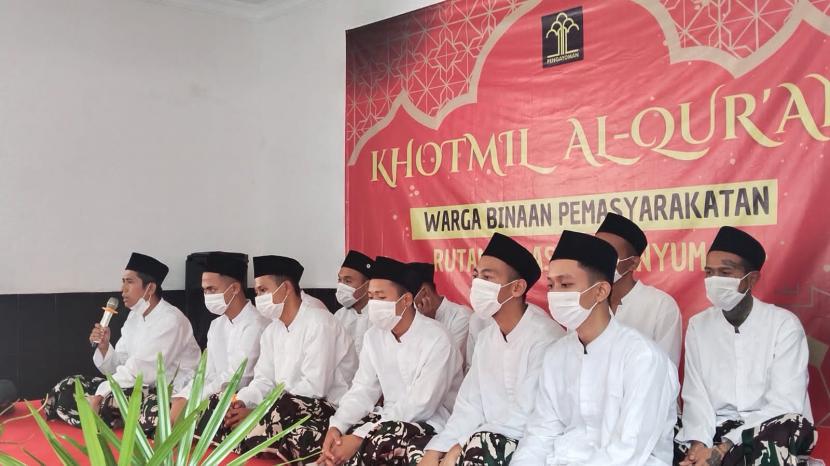 Dua Belas Warga Binaan Rutan Banyumas melaksanakan Khotmil Qur’an bersama di Aula Rutan Banyumas Selasa pagi (5/7/2022). 