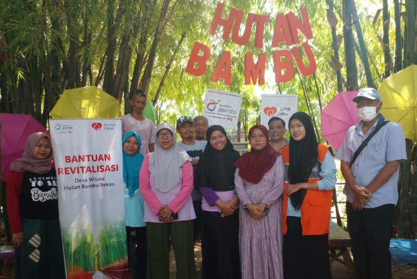  PT Asuransi Jasindo bersama Rumah Zakat lewat program revitalisasi Hutan Bambu Bekasi memberikan pendampingan usaha dan pelatihan kepada pedagang kuliner yang berjualan di hutan bambu Bekasi.