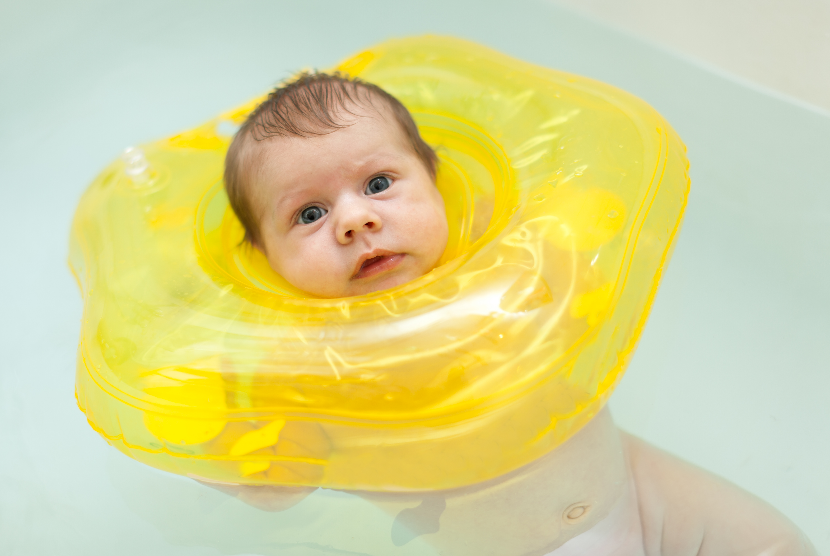 Bayi berenang menggunakan pelampung leher. Food and Drug Administration (FDA) mengingatkan pelampung leher bayi bisa membahayakan.