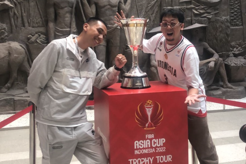 Rayi (kiri) dan Udjo berfoto bersama trofi FIBA Asia Cup. FIBA Asia Cup 2022 berlangsung pada 12-24 Juli. Tiket dijual online dan offline di ticket box yang terletak di Istora Senayan, Jakarta.