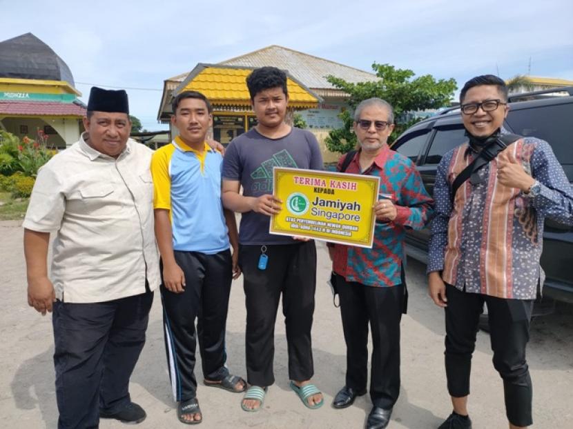 HIPMI Peduli dan Jamiyah Singapore bagikan qurban untuk dhuafa ke sejumlah daerah di Indonesia. 