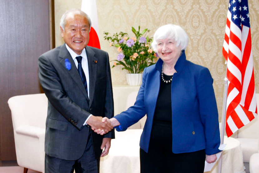 Menteri Keuangan Janet Yellen, kanan, dan Menteri Keuangan Jepang Shunichi Suzuki berjabat tangan selama pertemuan mereka di kementerian keuangan di Tokyo, Selasa, 12 Juli 2022.